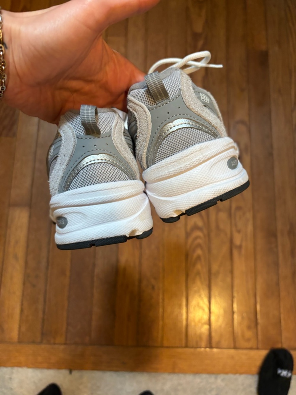 LIKE NEW New Balance 530 - Picture 4 of 5